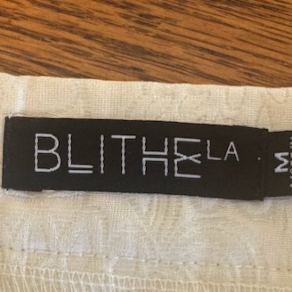 Blithe white embossed high-waisted shorts, size M… - image 6